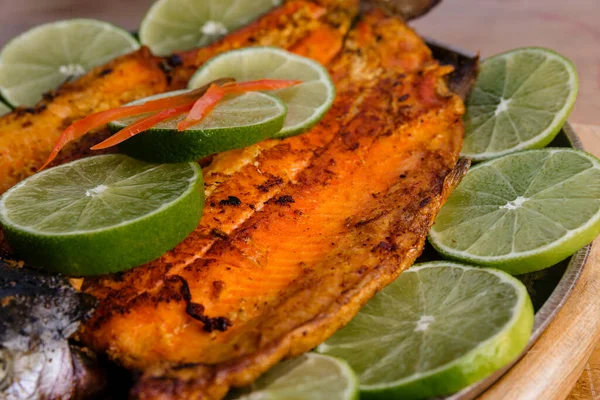 Lezzetli kızarmış balıklar yemek ve eşlik etmek için hazır.