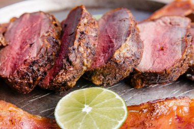 Lezzetli et hazırlandı ve yalnız ve yalnız yemeye hazır.