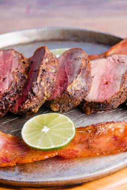 Lezzetli et hazırlandı ve yalnız ve yalnız yemeye hazır.