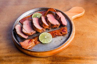 Lezzetli et hazırlandı ve yalnız ve yalnız yemeye hazır.