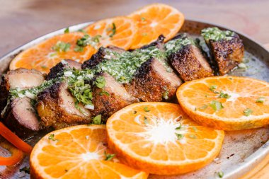 Lezzetli et hazırlandı ve yalnız ve yalnız yemeye hazır.