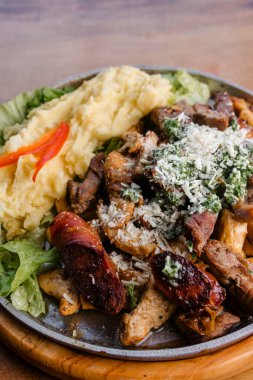 Lezzetli et hazırlandı ve yalnız ve yalnız yemeye hazır.