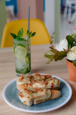 Kafeteryada arkadaşlarınla yemek için aperatif.