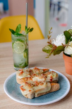 Kafeteryada arkadaşlarınla yemek için aperatif.