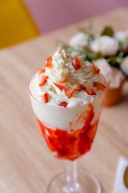 Ailenle ya da yakın arkadaşlarınla paylaşmak için kremalı çilek.