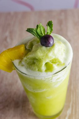 Arkadaşlarla eğlenmek için doğal meyveli nefis bir içecek.