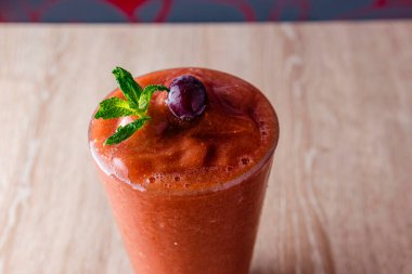 Arkadaşlarla eğlenmek için doğal meyveli nefis bir içecek.