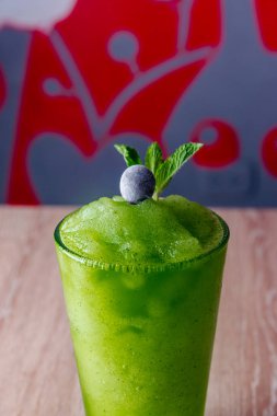 Arkadaşlarla eğlenmek için doğal meyveli nefis bir içecek.