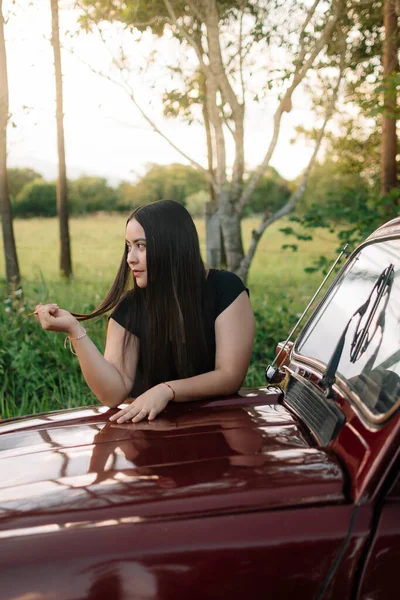 Ontspannen Meisje Een Auto Het Midden Van Natuur Een Prachtig — Stockfoto