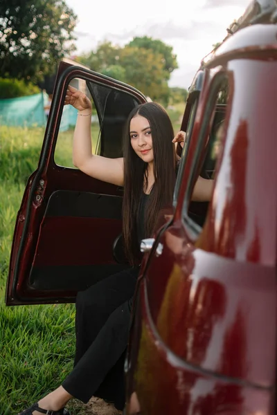 Ontspannen Meisje Een Auto Het Midden Van Natuur Een Prachtig — Stockfoto