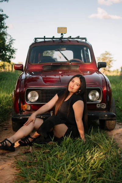 Ontspannen Meisje Een Auto Het Midden Van Natuur Een Prachtig — Stockfoto