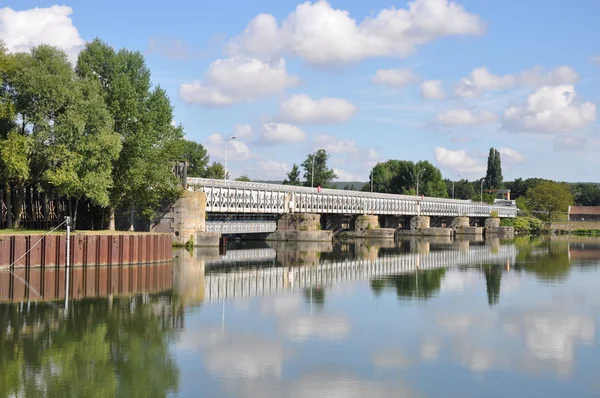 Voet-brug over de Seine; Houdingen (Eure) Frankrijk — Stockfoto