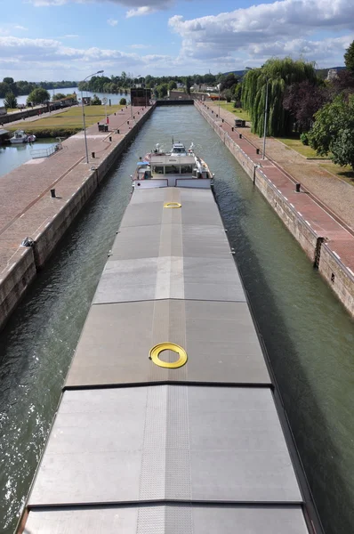 Seine : péniche dans une écluse — Photo