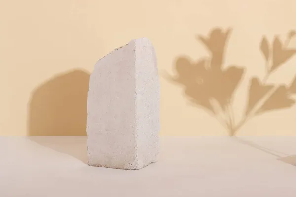 Podium met geometrische vormen met betonnen textuur voor de presentatie van cosmetica. Blanco mockup voor productverpakking Stockafbeelding