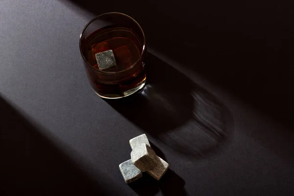 透明的玻璃杯 深色背景下的威士忌 明亮的光芒 玻璃杯里的威士忌石头 — 图库照片