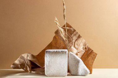 Kozmetik ürünler için betondan yapılmış geometrik şekilli arka plan. Bej arka planı gölgeli dikdörtgen podyumlar. Ürün paketleme sunumu için boş model