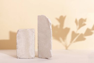 Kozmetik sunumu için geometrik şekilli, beton desenli podyum. Ürün paketleme sunumu için boş model