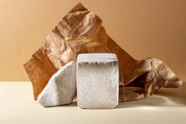 Kozmetik ürünler için betondan yapılmış geometrik şekilli arka plan. Bej arka planı gölgeli dikdörtgen podyumlar. Ürün paketleme sunumu için boş model