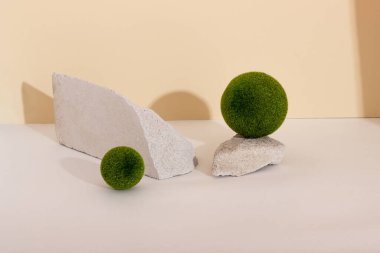 Kozmetik ürünler için betondan yapılmış geometrik şekilli arka plan. Bej arka planı gölgeli dikdörtgen podyumlar. Ürün paketleme sunumu için boş model