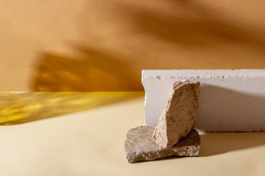 Kozmetik ürünler için betondan yapılmış geometrik şekilli arka plan. Bej arka planı gölgeli dikdörtgen podyumlar. Ürün paketleme sunumu için boş model