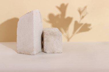 Kozmetik sunumu için geometrik şekilli, beton desenli podyum. Ürün paketleme sunumu için boş model