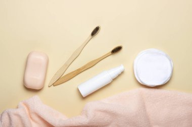 Tahta diş fırçası, sağlam şampuan, el yapımı sabun, pamuk makyaj temizleyicisi. Sıfır Atık Konsepti Çevre dostu Vücut Bakımı Kozmetik