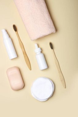 Tahta diş fırçası, sağlam şampuan, el yapımı sabun, pamuk makyaj temizleyicisi. Sıfır Atık Konsepti Çevre dostu Vücut Bakımı Kozmetik
