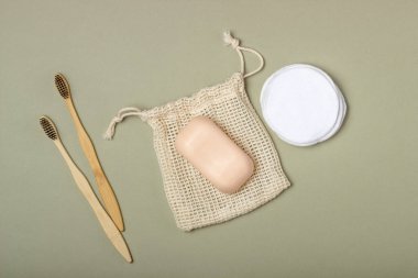 Tahta diş fırçası, sağlam şampuan, el yapımı sabun, pamuk makyaj temizleyicisi. Sıfır Atık Konsepti Çevre dostu Vücut Bakımı Kozmetik