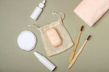 Tahta diş fırçası, sağlam şampuan, el yapımı sabun, pamuk makyaj temizleyicisi. Sıfır Atık Konsepti Çevre dostu Vücut Bakımı Kozmetik