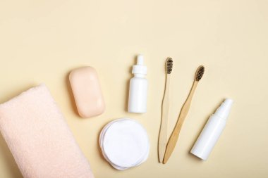 Tahta diş fırçası, sağlam şampuan, el yapımı sabun, pamuk makyaj temizleyicisi. Sıfır Atık Konsepti Çevre dostu Vücut Bakımı Kozmetik