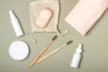 Tahta diş fırçası, sağlam şampuan, el yapımı sabun, pamuk makyaj temizleyicisi. Sıfır Atık Konsepti Çevre dostu Vücut Bakımı Kozmetik
