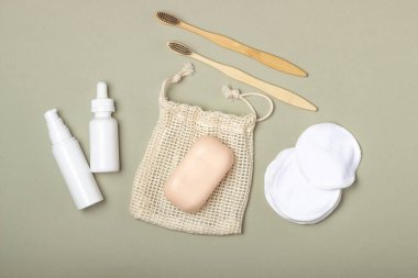 Tahta diş fırçası, sağlam şampuan, el yapımı sabun, pamuk makyaj temizleyicisi. Sıfır Atık Konsepti Çevre dostu Vücut Bakımı Kozmetik