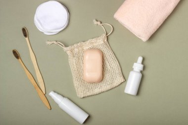 Tahta diş fırçası, sağlam şampuan, el yapımı sabun, pamuk makyaj temizleyicisi. Sıfır Atık Konsepti Çevre dostu Vücut Bakımı Kozmetik