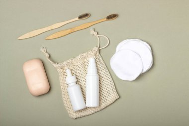Tahta diş fırçası, sağlam şampuan, el yapımı sabun, pamuk makyaj temizleyicisi. Sıfır Atık Konsepti Çevre dostu Vücut Bakımı Kozmetik
