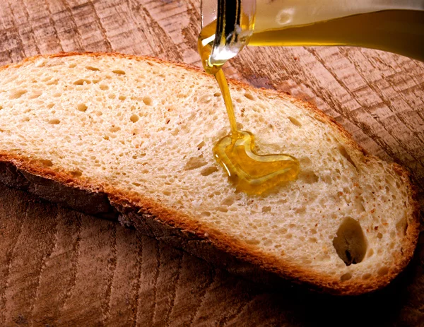 Miele che viene versato sul pane — Foto Stock