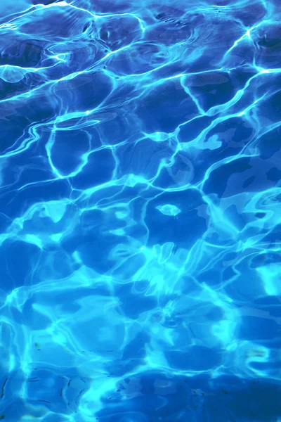 Funkelndes kühles blaues Wasser — Stockfoto