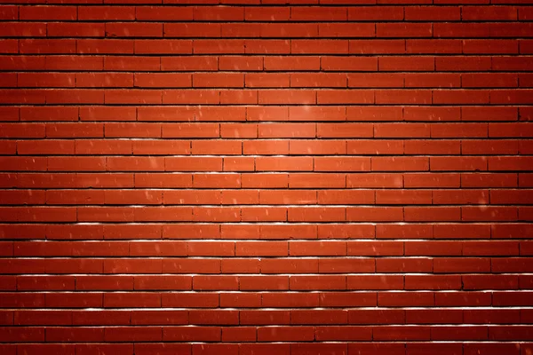 Стена из красного кирпича с подсветкой — стоковое фото