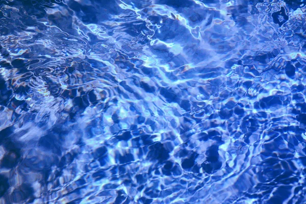 Wirbelndes, glitzerndes blaues Wasser — Stockfoto