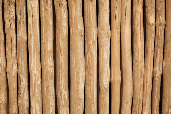 Pali di legno grezzo utilizzati per la recinzione — Foto Stock