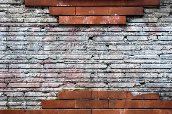 Pared dañada con ladrillos faltantes — Foto de Stock