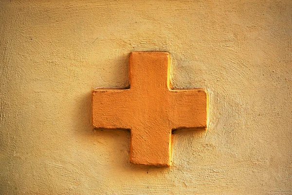 Cruz naranja en una pared Cruz naranja en una pared —  Fotos de Stock