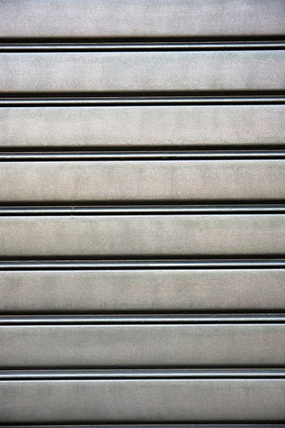 Металева панель з паралельними гребенями — стокове фото