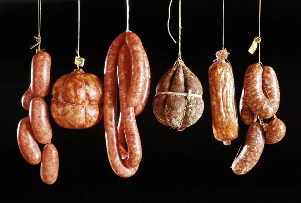 Різноманітність свинячих ковбас — стокове фото