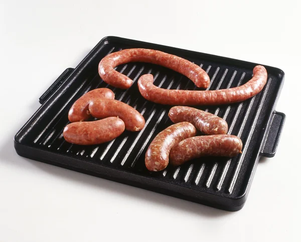 Saucisses sur une poêle à griller — Photo