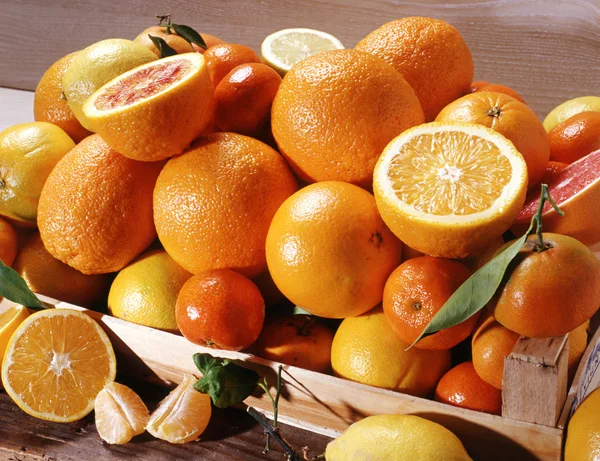 Kotak jeruk dan jeruk. — Stok Foto
