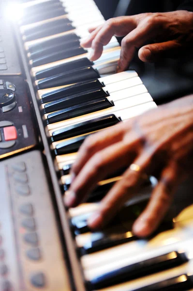 Pianista tocando un piano —  Fotos de Stock