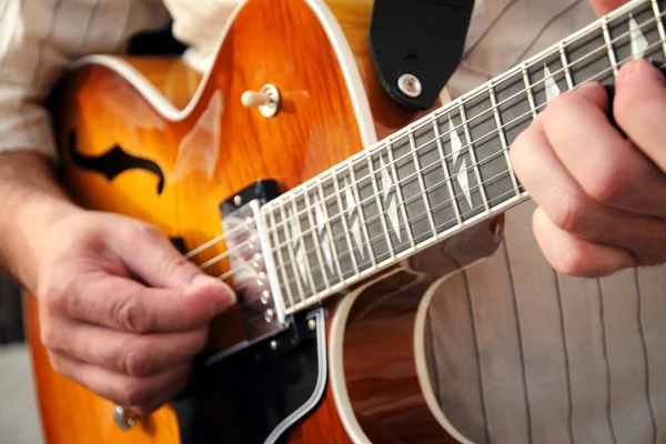 Hombre tocando una guitarra — Foto de Stock