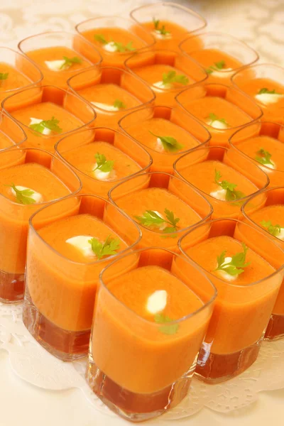 Vista superior de velas naranjas encendidas en vasos cuadrados —  Fotos de Stock