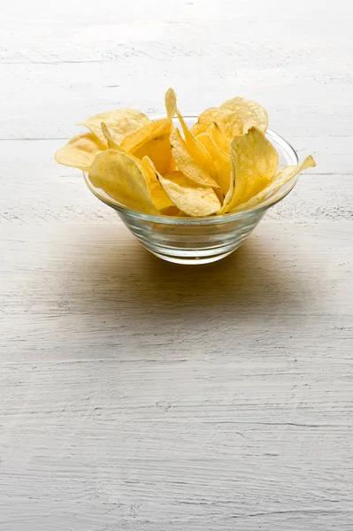 Скляна миска з картопляних чіпсів — стокове фото
