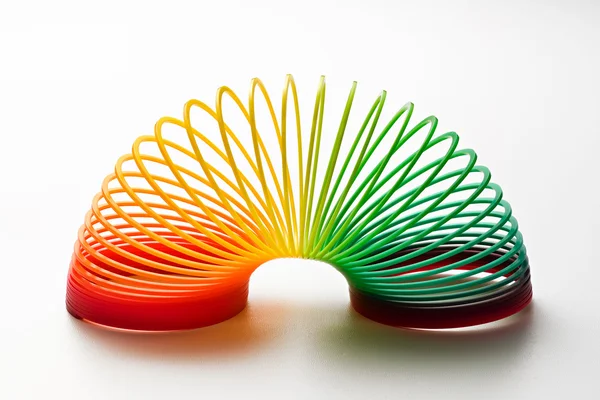 Regenboog gekleurde slinky speelgoed — Stockfoto